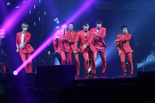 Członkowie Koreański Boysband Shinhwa Wykonywać Podczas 2018 Shinhwa 20Th Anniversary — Zdjęcie stockowe