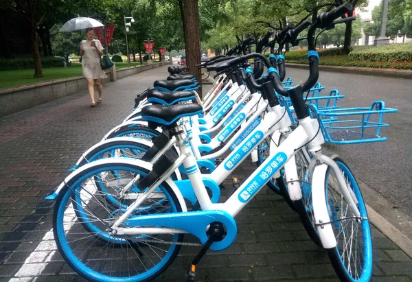 Fahrräder Des Chinesischen Fahrradverleihdienstes Hellobike Stehen Auf Einer Straße Shanghai — Stockfoto