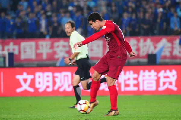 Jogador Futebol Brasileiro Hernanes Hebei China Fortune Chuta Bola Contra — Fotografia de Stock