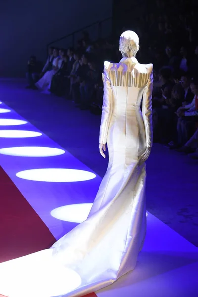 Модель Демонстрирует Новое Творение Показе Мод Sheguang Время Китайской Недели — стоковое фото