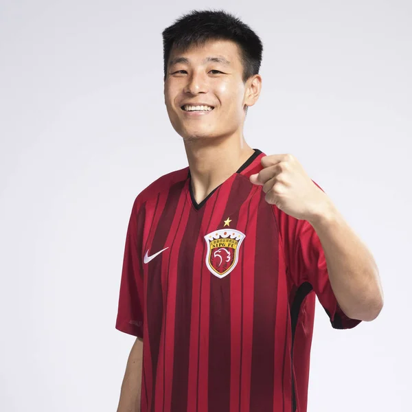 Den Kinesiske Fotballspilleren Lei Fra Shanghai Sipg Poserer Portrettbilder Eksklusivt – stockfoto