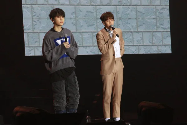 Yoseob 右とヨン ジュンヒョン Junhyung 韓国の少年グループ ハイライトの 2018 中国でのミニコンサートで実行します — ストック写真