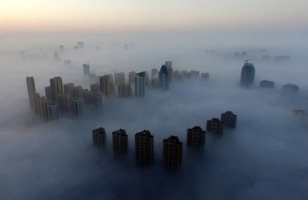 Stadsgezicht Van Hoogbouw Wolkenkrabbers Gehuld Zee Van Wolken Wuhan Stad — Stockfoto