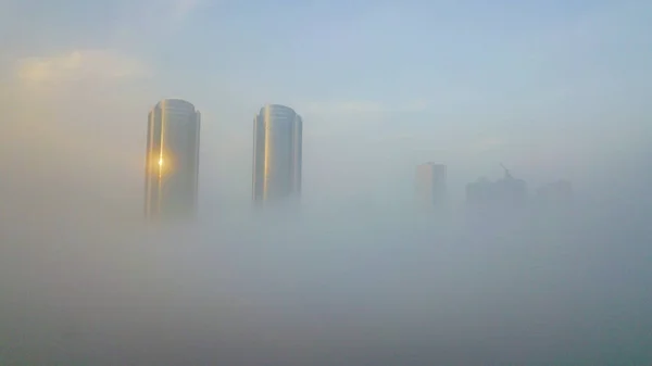 Stadsgezicht Van Hoogbouw Wolkenkrabbers Gehuld Zee Van Wolken Huaying Stad — Stockfoto