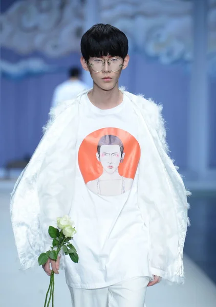 Model Wyświetla Nowe Stworzenie Pokaz Mody Snowwhite Przez Feng Sansan — Zdjęcie stockowe