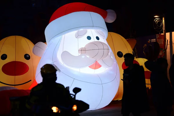 Uma Enorme Decoração Iluminada Com Forma Papai Noel Exibida Para — Fotografia de Stock