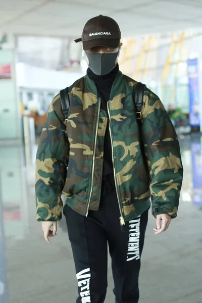 Κινεζικό Τραγουδιστή Yuchun Απεικονίζεται Στο Διεθνές Αεροδρόμιο Του Πεκίνου Στο — Φωτογραφία Αρχείου