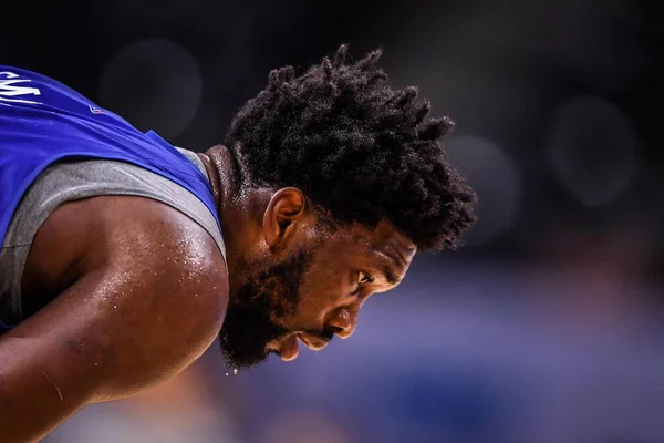 フィラデルフィア Ers のジョエル Embiid 深圳市 中国南部の広東省 2018 Nba の中国のゲームの深セン一致の準備のトレーニング セッションに参加 — ストック写真