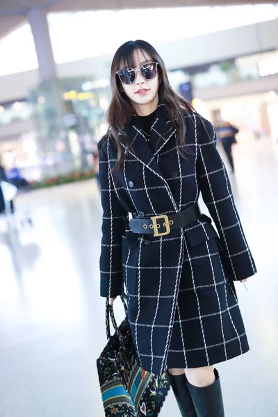 Actriz Hong Kong Angelababy Llega Aeropuerto Internacional Shanghai Hongqiao Antes —  Fotos de Stock