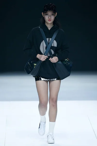 Model Displays New Creation Fashion Show Yrc China Fashion Week — ストック写真