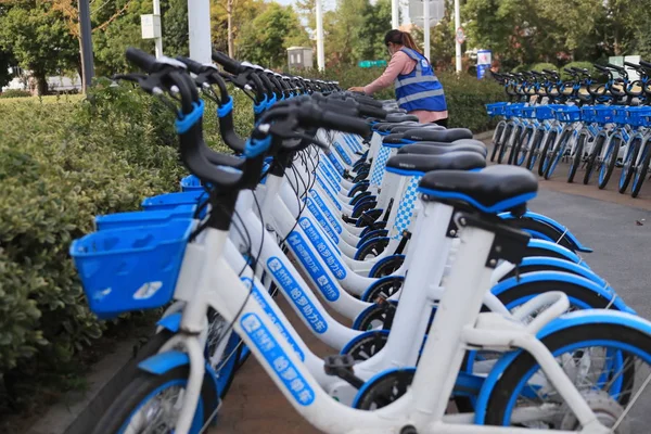 Fahrräder Des Chinesischen Fahrradverleihdienstes Hellobike Stehen Auf Einer Straße Der — Stockfoto