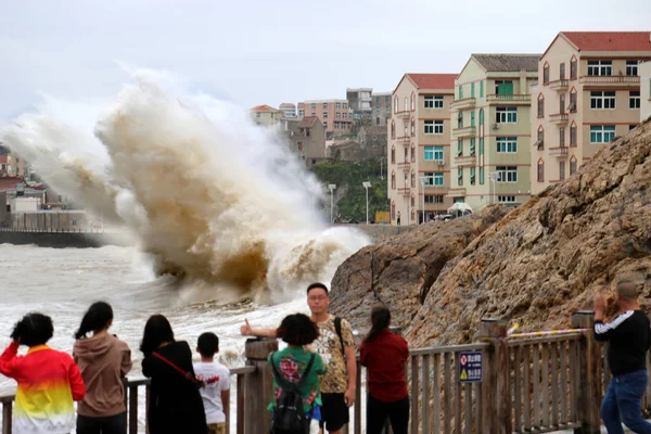 Китайские Туристы Смотрят Приливные Волны Вызванные Сильным Ветром Тайфун Конг — стоковое фото