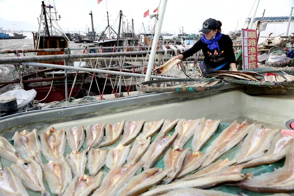 Uma Mulher Local Seca Peixes Colhidos Para Fazer Filetes Peixe — Fotografia de Stock