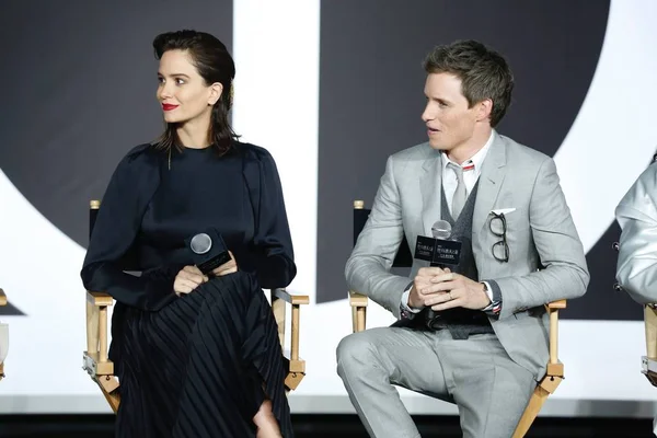 Attrice Americana Katherine Waterston Sinistra Attore Inglese Eddie Redmayne Partecipano — Foto Stock