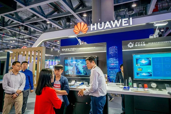 Menschen Besuchen Den Stand Von Huawei Während Der Mobilen Globalen — Stockfoto