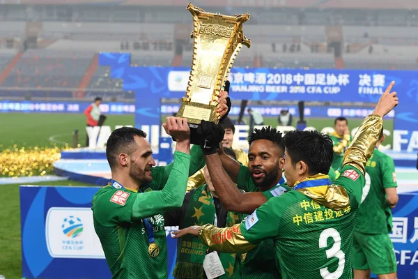 Spelare Beijing Sinobo Guoan Håll Pokalen Att Fira Efter Att — Stockfoto