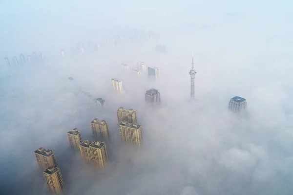 Een Luchtfoto Van Wolkenkrabbers Gehuld Door Zware Mist Changzhou Stad — Stockfoto