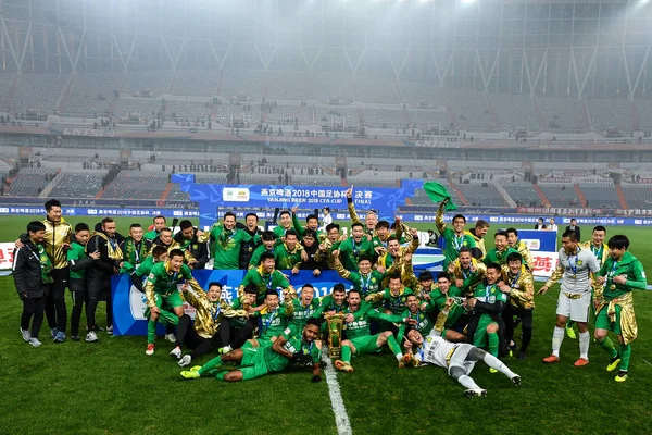 Los Jugadores Beijing Sinobo Guoan Celebran Trofeo Después Ganar Copa — Foto de Stock