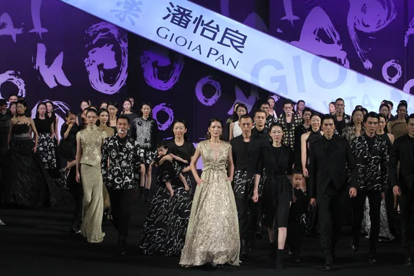Modelleri Yeni Kreasyonlar Gioia Pan Defilede Çin Moda Hafta Ilkbahar — Stok fotoğraf