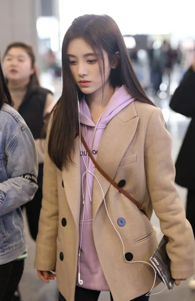 中国歌手兼女演员朱景义于2018年11月30日在中国上海出发前抵达上海虹桥国际机场 — 图库照片