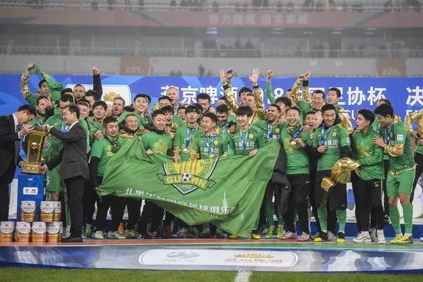 Spelare Beijing Sinobo Guoan Håll Pokalen Att Fira Efter Att — Stockfoto