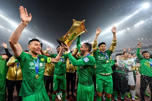 Pelaajat Pekingin Sinobo Guoan Pitää Pokaalin Juhlia Voitettuaan 2018 Kiinan — kuvapankkivalokuva