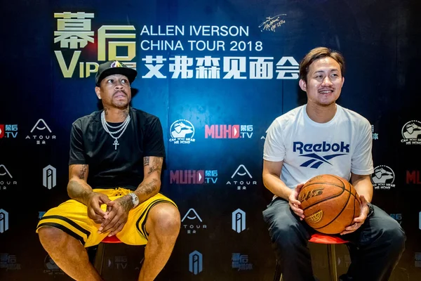 A Chinese fan shows a photo of retired NBA star Allen Iverson during a  press conference for his China tour in Hefei city, east China's Anhui  province Stock Photo - Alamy