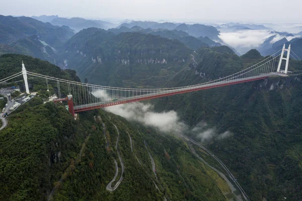 2018年11月21日 中国中部湖南省湘西土家族苗族自治州吉首市包头市 土家族 苗族自治州包头 茂名高速公路上的悬索桥 爱寨大桥景观 2018年11月21日 — 图库照片