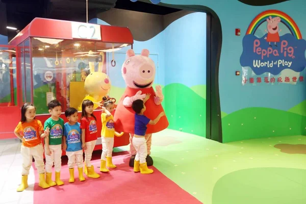 Дети Веселятся Первом Мире Крытом Игровом Центре Peppa Pig Шанхае — стоковое фото