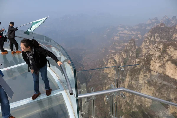 Turister Glaset Skywalk Svävande Luften Längs Klippan Mount Langya Baoding — Stockfoto