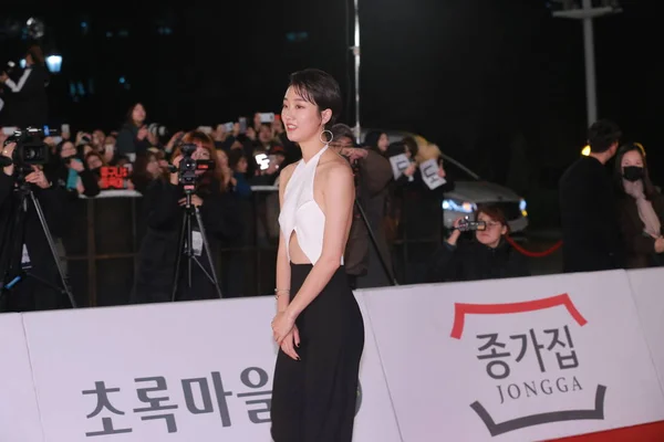 Νοτιοκορεατική Ηθοποιός Ζου Γιουνγκ Θέτει Καθώς Φτάνει Στο Κόκκινο Χαλί — Φωτογραφία Αρχείου
