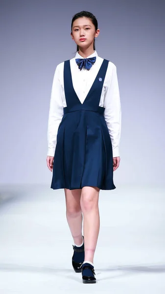 学生制服のセットを提示で北京ファッション工科大学 北京で 2018 — ストック写真