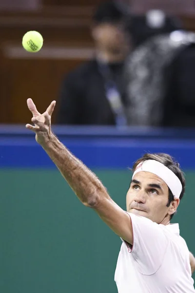 Roger Federer Szwajcarii Służy Przeciwko Borna Coric Chorwacji Ich Mężczyzn — Zdjęcie stockowe