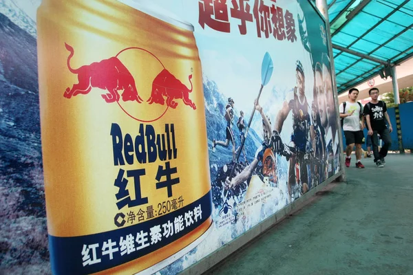 Voetgangers Lopen Langs Een Advertentie Voor Red Bull Energy Drink — Stockfoto
