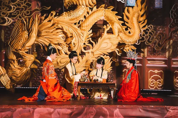 Chinesin Wang Cong Traditionellen Chinesischen Hochzeitskostümen Bei Ihrer Großen Chinesischen — Stockfoto