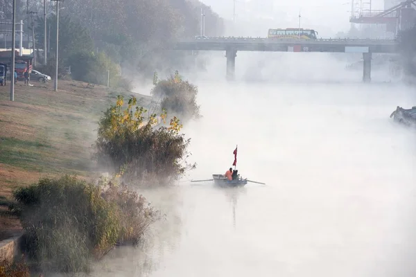 Liyunhe 淮川は 2018 日中国東部の江蘇省淮安市で重い霧に包まれています — ストック写真