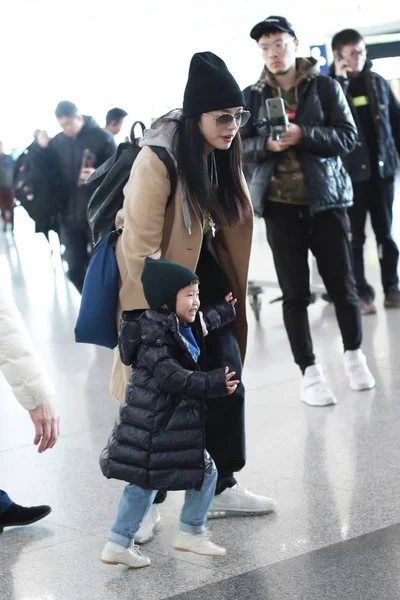 2月6日 中国女星姚晨 丈夫和儿子在北京首都国际机场合影 — 图库照片