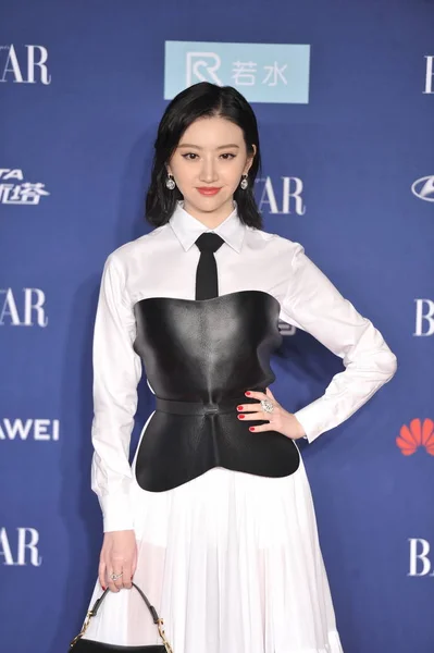 Kinesisk Skådespelerska Jing Tian Anländer Röda Mattan För 2018 Bazaar — Stockfoto