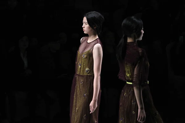 モデルは 2018 中国の北京で中国ロンドンファッションウィークの春 2019年中唐 Guanyi によって Honrn のファッションショーの新しい作品を表示します — ストック写真