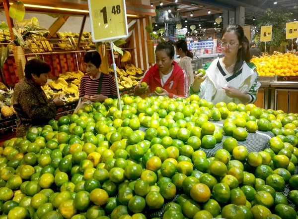 Clientes Compran Frutas Supermercado Ciudad Huaibei Provincia Anhui Este China — Foto de Stock