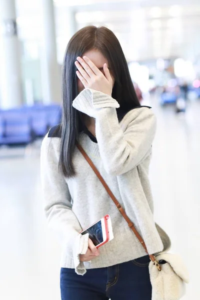 Китайський Співачка Актриса Jingyi Прибуває Міжнародного Аеропорту Шанхай Хунцяо Шанхаї — стокове фото