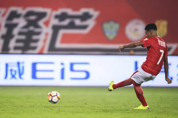 Calciatore Brasiliano Alan Carvalho Guangzhou Evergrande Taobao Tira Palla Contro — Foto Stock