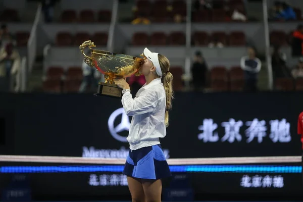 Caroline Wozniacki Denmark Kisses Her Champion Trophy Defeating Anastasija Sevastova — Stock Photo, Image