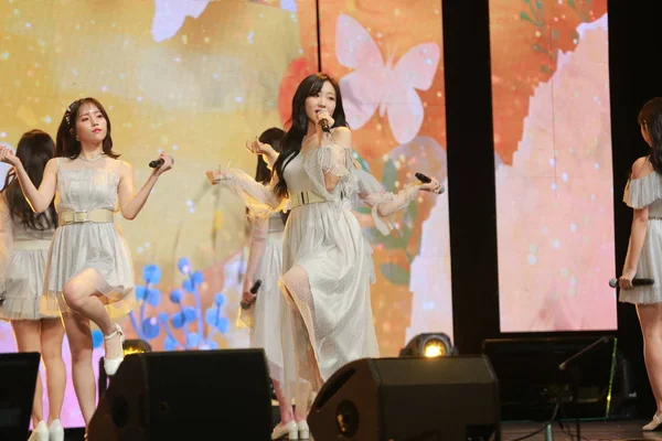 Mitglieder Der Südkoreanischen Mädchengruppe Lovelyz Präsentieren Ihr Fünftes Mini Album — Stockfoto
