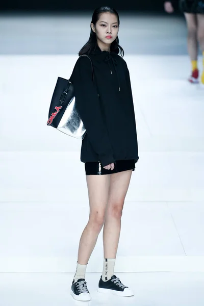 Modell Visar Skapelse Modevisning Yrc Den Kina Fashion Week Vår — Stockfoto
