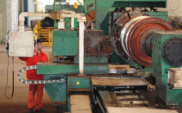 Een Chinese Werknemer Verwerkt Stalen Roller Een Fabriek Dalian Stad — Stockfoto
