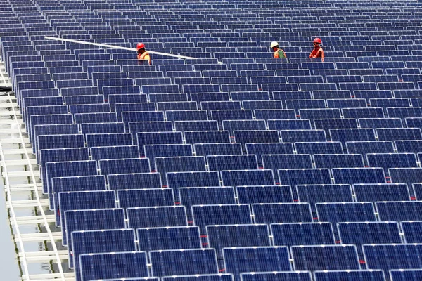 Trabalhadores Chineses Instalam Painéis Solares Uma Usina Fotovoltaica Cidade Huaibei — Fotografia de Stock