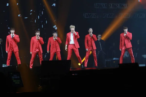 Miembros Boy Band Surcoreana Shinhwa Tocan Durante Concierto Del Aniversario —  Fotos de Stock