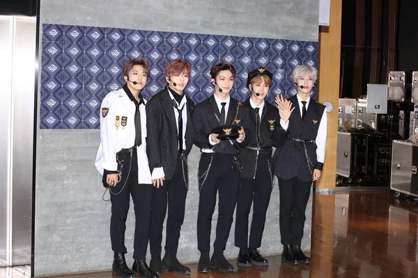 Les Membres Boys Group Sud Coréen Seven Clock Arrivent Pour — Photo