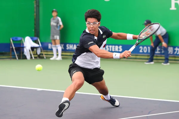 南朝鮮のチョン ヒョンが 2018 上海でロレックス上海マスターズ 2018 テニスのトーナメント中にショットをポーランドのヒューバート Hurkacz に男子シングルスの彼らの最初のラウンドの試合で返します — ストック写真